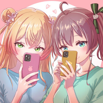2girls ahoge alternate_costume blonde_hair blue_shirt blush brown_hair cellphone closed_mouth crossed_bangs double_bun flower green_eyes green_shirt hair_bun hair_flower hair_ornament heart highres holding holding_phone hololive long_hair looking_at_viewer momosuzu_nene multiple_girls natsuiro_matsuri phone pink_flower pink_hair shirt side_ponytail sidelocks smartphone smile sparkling_eyes upper_body virtual_youtuber yachahechara