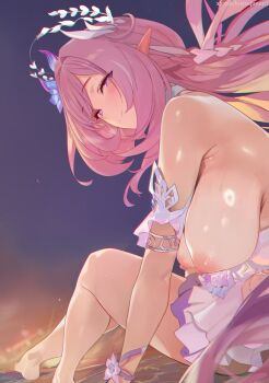 1girl armlet armpit_crease blush breasts chromatic_aberration closed_mouth commentary cyrene_(honkai:_star_rail) cyrene_(ripples_of_past_reverie)_(honkai:_star_rail) from_side gradient_sky highres honkai:_star_rail honkai_(series) jewelry knees_up large_breasts long_hair looking_at_viewer looking_to_the_side misaka_12003-gou multicolored_hair nipples outdoors paid_reward_available pink_hair pointy_ears purple_eyes sideboob sidelocks sitting sky smile solo streaked_hair topless_female