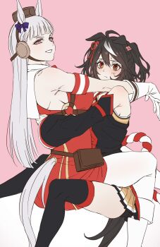 2girls animal_ears black_hair black_thighhighs blunt_bangs boots brown_hat detached_sleeves gold_ship_(red_strife)_(umamusume) gold_ship_(umamusume) hat highres horse_ears horse_girl horse_tail hug kitasan_black_(crowning_ooban)_(umamusume) kitasan_black_(umamusume) looking_at_viewer lut01 multicolored_hair multiple_girls pink_background purple_eyes sleeveless smile tail thighhighs two-tone_hair umamusume white_boots white_hair yuri