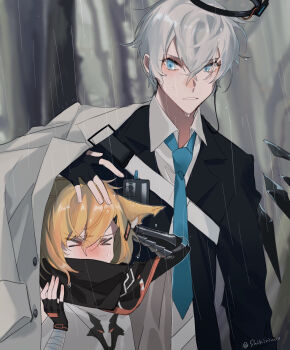 >_< 1boy 1girl animal_ear_fluff animal_ears arknights bandaged_arm bandages black_gloves black_jacket blonde_hair blue_eyes blue_necktie blush closed_eyes collared_shirt commentary_request detached_wings executor_(arknights) fingerless_gloves fox_ears fox_girl gloves grey_hair hair_between_eyes halo hand_on_another's_head highres jacket necktie nose_blush outdoors parted_lips prosthesis prosthetic_arm rain scarf shikiri shirt short_hair twitter_username upper_body vermeil_(arknights) wet wet_clothes wet_hair white_jacket white_shirt wings