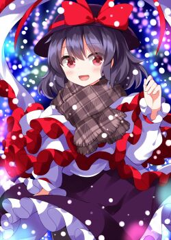 1girl :d black_hat black_skirt blush bow commentary cowboy_shot frilled_shawl frilled_skirt frills hair_between_eyes hand_up hat hat_bow highres long_sleeves looking_at_viewer nagae_iku night open_mouth outdoors purple_hair red_bow red_eyes ruu_(tksymkw) shawl shirt short_hair skirt smile snowing solo touhou white_shawl white_shirt winter