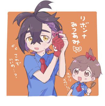 2boys black_hair blue_shirt blush bow braid brown_eyes brown_hair collared_shirt commentary_request crossed_bangs florian_(pokemon) flying_sweatdrops hair_between_eyes hair_brush holding kieran_(pokemon) male_focus mole mole_on_neck multiple_boys nintendo open_mouth pink_bow pokemon pokemon_sv red_bow shirt short_sleeves side_braid simple_background sweat tet0325 translation_request upper_body yellow_eyes