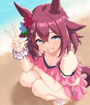 1girl animal_ears bare_shoulders beach bikini blue_eyes blush breasts cleavage collarbone flower hair_between_eyes hair_flower hair_ornament highres horse_ears horse_girl horse_tail looking_at_viewer off-shoulder_bikini off_shoulder official_alternate_costume open_mouth outdoors pink_bikini pink_hair ruffle_bikini sakura_chiyono_o_(sakura_hearts_are_super_good_hearts)_(umamusume) sakura_chiyono_o_(umamusume) sandals scrunchie smile solo sorodansu squatting swimsuit tail teeth umamusume v wrist_scrunchie
