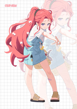 1girl alternate_costume alternate_hairstyle artist_name bandaid bandaid_on_leg basket blue_archive blue_eyes bow chinese_commentary commentary_request forehead full_body grid_background hair_bow highres holding holding_basket lemon_tea_(15058751917) long_hair looking_at_viewer missing_halo overall_skirt ponytail red_hair shirt short_sleeves smile solo v white_bow white_shirt yuzu_(blue_archive) zoom_layer