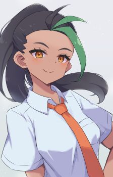 1girl black_hair blush breasts closed_mouth collared_shirt commentary dark-skinned_female dark_skin floating_hair green_hair highres long_hair looking_at_viewer medium_breasts multicolored_hair naranja_academy_school_uniform necktie nemona_(pokemon) nintendo orange_eyes orange_necktie piyo_to_game pokemon pokemon_sv school_uniform shirt short_sleeves simple_background smile solo streaked_hair two-tone_hair upper_body white_background white_shirt