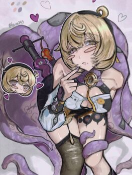 1girl asymmetrical_shorts bare_shoulders beret black_hat black_shorts blonde_hair blush breasts chibi chibi_inset closed_mouth collarbone commentary detached_sleeves finger_to_cheek from_above garter_straps grey_background hair_between_eyes hat heart highres large_breasts lo_ve243 looking_at_viewer mole mole_under_mouth purple_eyes purple_nails shirt short_hair shorts single_garter_strap single_thighhigh suction_cups tentacle_girl tentacle_tail tentacles thighhighs torn_clothes torn_thighhighs untranslatable_commentary white_shirt yidhari_murphy zenless_zone_zero