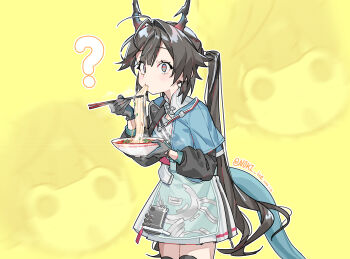 1girl ? absurdres ahoge arknights arknights:_endfield artist_name black_gloves black_hair blue_jacket bowl character_background chen_qianyu_(arknights) chopsticks commentary cropped_jacket dated_commentary dragon_girl dragon_horns dragon_tail eating endministrator_(arknights) gloves green_eyes green_skirt highres holding holding_bowl horns jacket long_sleeves looking_at_viewer noki_ice red_pupils sheep_horns simple_background skirt surprised tail twintails yellow_background