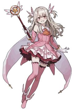 1girl bare_shoulders boots cape commentary dress elbow_gloves fate/kaleid_liner_prisma_illya fate_(series) feather_hair_ornament feathers frilled_thigh_strap full_body gloves h4sh1rnoto hair_ornament highres holding holding_wand illyasviel_von_einzbern kaleidostick layered_gloves long_hair looking_at_viewer magical_girl pink_boots pink_feathers pink_gloves pink_skirt pink_thighhighs prisma_illya red_eyes simple_background skirt sleeveless sleeveless_dress smile solo thigh_strap thighhighs wand white_background white_cape white_gloves white_hair