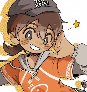 1boy arm_behind_head arm_up baseball_cap blush bright_pupils brown_eyes brown_hair collarbone dark-skinned_male dark_skin double-parted_bangs grey_hat grin hair_between_eyes hat highres hood hood_down hoodie kel_(birthday)_(omori) kel_(faraway)_(omori) kel_(omori) looking_at_viewer low_ponytail male_focus omori open_mouth orange_hoodie ponytail short_hair short_ponytail smile solo star_(symbol) teeth uminosoko44 upper_body white_pupils