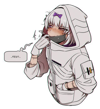 1girl arm_tattoo blush bow commentary_request covered_mouth english_text gloves hair_bow hand_in_pocket highres hood hood_up hoodie jacket kira_(project_moon) korean_commentary korean_text limbus_company mask messy_hair misg1111 mouth_mask open_mouth pouch project_moon purple_bow purple_eyes sharp_teeth short_hair simple_background sleeves_rolled_up solo speech_bubble steaming_body sweat tattoo teeth translated white_background white_gloves white_hair white_hoodie white_jacket