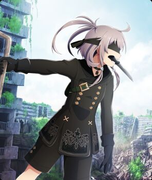 1girl 9s_(nier:automata) 9s_(nier:automata)_(cosplay) ahoge belt black_choker black_gloves black_jacket black_shorts blindfold blue_sky building buttons choker cityscape cloud cosplay covered_eyes day double-breasted facing_to_the_side game_cg gloves green_belt grey_hair hair_ornament hand_on_railing ivy jacket knife_in_mouth long_sleeves medium_hair moss mouth_hold nier:automata nier_(series) official_art outdoors pendant_choker railing ruins shichinosato_kofuki shorts sidelocks skull_hair_ornament sky solo third-party_source toji_no_miko toji_no_miko:_kizamishi_issen_no_tomoshibi twintails