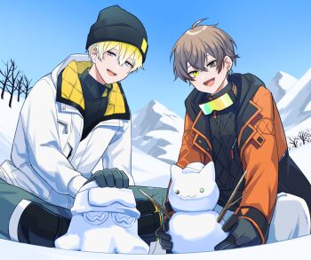 2boys alban_knox bare_tree beanie black_gloves black_hat black_shirt black_sweater blonde_hair blue_eyes blue_sky briskadet_(sonny_brisko) brown_hair character_snowman commentary_request cooking crossed_legs gloves goggles goggles_around_neck grey_eyes grey_pants hat heterochromia jacket male_focus mountainous_horizon multiple_boys nana72710193 nijisanji nijisanji_en open_mouth orange_jacket outdoors pants shirt short_hair sitting sky smile sonny_brisko sweater takaradachi_(alban_knox) tree virtual_youtuber white_jacket winter_clothes yellow_eyes