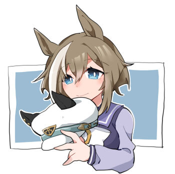 1girl animal_ears beer_hsk blue_background blue_eyes bow brown_hair cheval_grand_(umamusume) closed_mouth hair_between_eyes hat holding holding_unworn_clothes holding_unworn_hat horse_ears long_sleeves multicolored_hair peaked_cap puffy_long_sleeves puffy_sleeves purple_shirt school_uniform shirt smile solo streaked_hair tracen_school_uniform two-tone_background umamusume unworn_hat unworn_headwear upper_body white_background white_bow white_hair white_hat