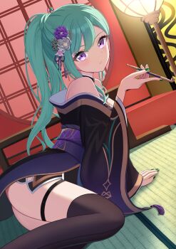 1girl bare_shoulders black_kimono black_thighhighs earrings flower green_hair green_nails hair_flower hair_ornament hand_up hetj5235 highres holding holding_smoking_pipe indoors japanese_clothes jewelry kimono long_hair long_sleeves looking_at_viewer obi parted_lips purple_eyes sash smoking_pipe solo tatami thigh_strap thighhighs virtual_youtuber vspo! wide_sleeves yakumo_beni yakumo_beni_(6th_costume)
