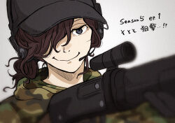 Rule 34 | 1boy, black gloves, black hat, blue eyes, brown hair, bungou stray dogs, camouflage, camouflage jacket, closed mouth, commentary request, ear protection, edgar allan poe (bungou stray dogs), gloves, grey background, gun, hair over one eye, hat, highres, holding, holding gun, holding weapon, hood, jacket, male focus, norimizu, ponytail, rifle, scope, short hair, simple background, smile, solo, translation request, upper body, weapon