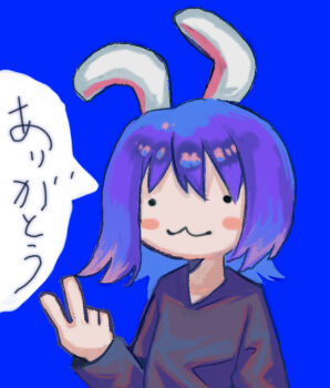 1girl :3 animal_ears black_shirt blue_background blush_stickers closed_mouth commentary_request cookie_(touhou) fake_hisui_(cookie) long_sleeves looking_at_viewer melanin_shikiso mob_face purple_hair rabbit_ears rabbit_girl reisen_udongein_inaba shirt short_hair simple_background smile solid_circle_eyes solo touhou translation_request upper_body v