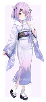 1girl absurdres black_ribbon black_sandals black_sash blue_hair blush border bow closed_mouth colored_inner_hair commentary_request frilled_kimono frills full_body grey_background hair_ornament hair_ribbon hand_up highres japanese_clothes kimono long_sleeves looking_at_viewer multicolored_hair obi okobo outside_border platform_sandals purple_bow purple_hair purple_kimono ribbon sandals sash shinomiya_runa short_hair simple_background smile socks solo standing tabi toketa-sekai two-tone_hair two_side_up virtual_youtuber vspo! white_border white_socks wide_sleeves x_hair_ornament yellow_eyes