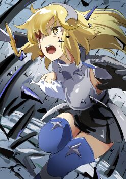 1girl absurdres aiz_wallenstein angry armor blonde_hair blood blood_on_face blue_boots blue_thighhighs boots breastplate dungeon_ni_deai_wo_motomeru_no_wa_machigatteiru_darou_ka headgear highres holding holding_sword holding_weapon injury long_hair manno_(kanpi2100) missing_eye one_eye_closed open_mouth scratches solo sword sword_oratoria thigh_boots thighhighs torn torn_clothes two-tone_background weapon yellow_eyes