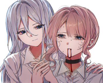 2girls asymmetrical_sidelocks black_choker blood blood_from_mouth blood_on_clothes blue_eyes blunt_bangs chainsaw_man choker closed_mouth collarbone collared_shirt commentary_request cosplay curly_hair dress_shirt grey_hair hair_between_eyes hair_intakes hand_on_another&#039;s_shoulder holding_hands komeng_64 korean_commentary kusunoki_tomori light_smile long_hair long_sidelocks makima_(chainsaw_man) makima_(chainsaw_man)_(cosplay) mochizuki_honami multiple_girls parted_lips project_sekai reze_(chainsaw_man) reze_(chainsaw_man)_(cosplay) scene_reference shirt side_ponytail sidelocks simple_background sweat ueda_reina upper_body voice_actor_connection white_background white_shirt yoisaki_kanade