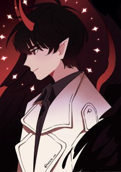 1boy black_hair black_shirt black_wings coat collared_shirt demon_horns feathered_wings from_side helele_nn highres horns kim_dokja looking_to_the_side male_focus official_alternate_costume omniscient_reader&#039;s_viewpoint open_clothes open_coat pointy_ears red_eyes shirt short_hair smirk solo upper_body white_coat wings