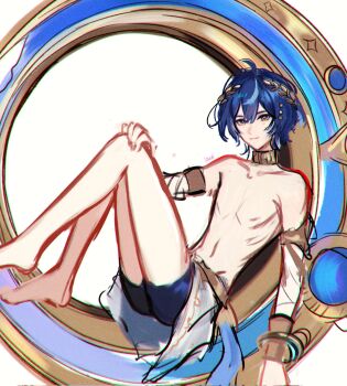 1boy adapted_costume ahoge armlet barefoot blue_eyes blue_hair blue_shorts chromatic_aberration closed_mouth commentary_request genderswap genderswap_(ftm) hand_on_own_knee highres iuno_(wuthering_waves) jewelry jhenny345 laurel_crown leaning_back looking_at_viewer male_focus sarong short_hair shorts sitting smile solo spanish_commentary topless_male vambraces white_sarong wuthering_waves