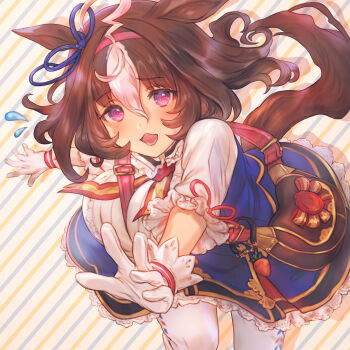 1girl ahoge animal_ears bag between_breasts bow breasts brown_hair commentary_request ear_ribbon flying_sweatdrops gloves hair_between_eyes hairband highres horse_ears horse_girl horse_tail long_sleeves looking_at_viewer medium_hair meisho_doto_(turbulent_blue)_(umamusume) meisho_doto_(umamusume) multicolored_hair open_mouth pink_hairband purple_eyes running shoulder_bag simple_background smile solo strap_between_breasts striped_background tail tukune two-tone_hair umamusume white_gloves white_hair