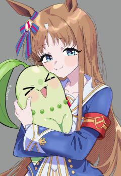 Rule 34 | > <, 00017s, :i, absurdres, animal ears, armband, blue eyes, blue jacket, blush, bow, brown hair, chikorita, commentary, dress, ear bow, ear ribbon, gen 2 pokemon, grass wonder (stone-piercing blue) (umamusume), grass wonder (umamusume), grey background, highres, horse ears, horse girl, horse tail, jacket, long hair, long sleeves, looking at viewer, nintendo, pokemon, pokemon (creature), red armband, sailor collar, seven, simple background, solo, tail, umamusume, white bow, white dress, white jacket