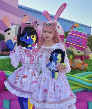 alternate_costume black_eyes black_hair blue_skin blunt_bangs colored_skin ena_(ena) ena_(series) ena_(species) ena_(web_series) floating_head happy_ena highres lolita_fashion long_hair low_poly moony_(ena) multicolored_skin multiple_girls open_mouth smile split-color_skin two-tone_skin usagimarumei yellow_skin