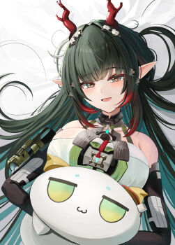 1girl :d arknights arknights:_endfield bare_shoulders black_hair black_sleeves blue_hair blush breasts colored_inner_hair commentary_request detached_sleeves dragon_bean_(arknights) green_eyes hair_ornament highres holding horns kissaten0202 long_sleeves looking_at_viewer lying medium_breasts multicolored_hair on_back open_mouth partial_commentary pointy_ears red_hair red_horns smile solo upper_body zhuang_fangyi_(arknights)