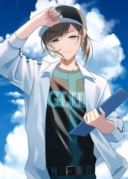 1boy arm_up baseball_cap belt black_hat black_shirt blue_sky brown_hair clipboard cloud commentary_request earrings green_eyes hat highres holding holding_clipboard jacket jewelry kanae_(nijisanji) male_focus mole mole_under_eye nana72710193 nijisanji outdoors ponytail shading_eyes shirt short_ponytail single_earring sky solo virtual_youtuber white_jacket