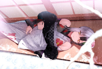 1girl bare_shoulders black_hair black_kimono black_nails black_shawl branch closed_mouth floral_print floral_print_kimono flower from_above grey_hair grey_kimono hair_flower hair_ornament hashtag-only_commentary highres hololive hololive_english japanese_clothes kimono light_particles looking_at_viewer lying misa_pika multicolored_hair nail_polish official_alternate_costume on_back pink_nails print_kimono shawl shiori_novella shiori_novella_(new_year) sleeveless sleeveless_kimono smile solo split-color_hair two-tone_hair two-tone_kimono virtual_youtuber wide_sleeves yellow_eyes