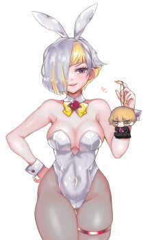 1girl alternate_costume animal_ear_hairband animal_ears bare_shoulders black_pantyhose blonde_hair bow bowtie breasts character_doll cleavage covered_navel detached_collar doll fake_animal_ears grey_eyes hair_over_one_eye hairband hand_on_own_hip highres kromer_(project_moon) large_breasts legband leotard limbus_company looking_at_object multicolored_hair njaja_kanja pantyhose playboy_bunny project_moon rabbit_ear_hairband rabbit_ears short_hair simple_background sinclair_(project_moon) smile solo standing strapless strapless_leotard streaked_hair upper_body wax_seal white_background white_hair white_leotard white_wrist_cuffs wrist_cuffs yellow_bow yellow_bowtie yellow_eyes yellow_nails