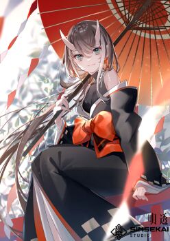 1girl asu_(sinsekai) bare_shoulders black_kimono black_shirt blue_eyes blurry blurry_background brown_hair closed_mouth commentary_request copyright_name fang highres holding holding_umbrella horns japanese_clothes kamitsubaki_studio kimono light_smile long_hair long_sleeves looking_at_viewer miwano_rag obi off_shoulder oil-paper_umbrella oni_horns red_umbrella sash shinsekai_keikaku_sinsekai_city_project shirt sinsekai_record sitting skin_fang sleeveless sleeveless_shirt solo umbrella virtual_youtuber