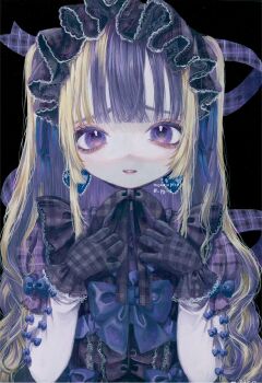 1girl black_background black_gloves black_hairband blonde_hair bow center_frills commentary_request frilled_hairband frills gloves hairband highres long_hair monou_pico multicolored_hair original plaid_clothes plaid_gloves plaid_hairband puffy_short_sleeves puffy_sleeves purple_bow purple_hair short_sleeves simple_background solo two-tone_hair two_side_up upper_body