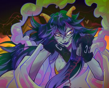 1boy black_gloves black_hair caesar_clown eyeshadow flap_sticks gloves grey_background highres horns jacket long_hair looking_at_object makeup male_focus one_piece pale_skin purple_eyeshadow purple_lips simple_background smile solo upper_body white_jacket yellow_eyes yellow_horns