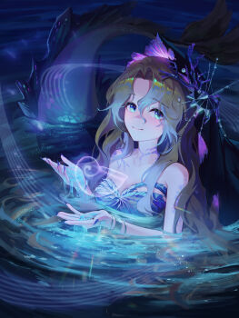 1girl absurdres bare_shoulders blonde_hair blue_eyes blue_tube_top blue_veil breasts changi_16 cleavage closed_mouth commentary_request coral_hair_ornament dark hair_ornament highres holding_water korean_commentary large_breasts looking_at_viewer mermaid monster_girl official_alternate_costume partially_submerged reverse:1999 smile solo strapless tube_top upper_body veil vila_(reverse:1999) water