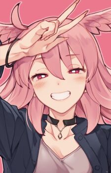 1girl ahoge black_jacket blush breasts choker fate/grand_order fate_(series) grey_shirt grin head_wings highres hildr_(fate) jacket large_breasts long_hair long_sleeves looking_at_viewer mitsurugi_sugar open_clothes open_jacket pink_background pink_hair red_eyes shirt smile solo v valkyrie_(fate) wings