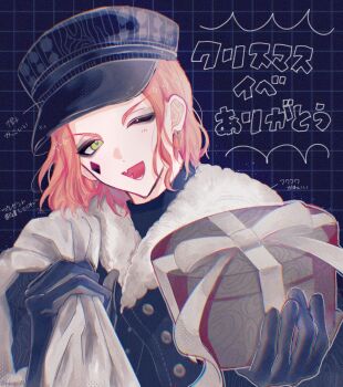 1boy black_gloves black_hat black_jacket black_sweater blue_background box cater_diamond cater_diamond_(nightmare_courier) chromatic_aberration commentary_request diamond_facial_mark earrings eyeshadow facial_mark fang film_grain fur-trimmed_jacket fur_trim gift gift_box gloves green_eyes grey_eyeshadow grid_background grin hands_up hat head_tilt headwear_request highres holding holding_gift holding_sack hoop_earrings incoming_gift jacket jewelry kokuro_04 looking_at_viewer lost_in_the_book_with_tim_burton&#039;s_the_nightmare_before_christmas lower_teeth_only makeup male_focus open_mouth orange_hair outline pale_skin parted_bangs partially_unbuttoned sack short_hair silver_earrings skin_fang smile solo sweater tareme teeth translation_request turtleneck turtleneck_sweater twisted_wonderland v-shaped_eyebrows wavy_hair white_outline