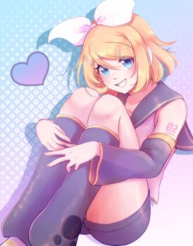 1girl arm_tattoo bare_shoulders black_leg_warmers black_sailor_collar black_shorts black_sleeves blonde_hair blue_eyes bow chanpotei collarbone detached_sleeves gradient_background hair_bow heart highres hugging_own_legs kagamine_rin leg_warmers looking_at_viewer number_tattoo patterned_background sailor_collar shadow shirt short_hair shorts sitting smile solo tattoo teeth vocaloid white_bow white_shirt yellow_trim