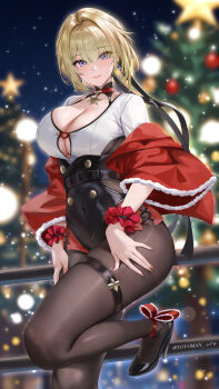 1girl alternate_costume black_pantyhose black_shoes black_shorts blonde_hair blurry blurry_background breasts chinese_commentary christmas_tree cleavage closed_mouth commentary commentary_request covered_navel earrings english_commentary evelyn_chevalier high-waist_shorts high_heels highres jacket jewelry large_breasts leg_up looking_at_viewer mixed-language_commentary mole mole_under_eye night off_shoulder outdoors pantyhose partial_commentary red_jacket shirt shirt_tucked_in shoes short_hair shorts smile solo thigh_strap toyoman twitter_username white_shirt zenless_zone_zero