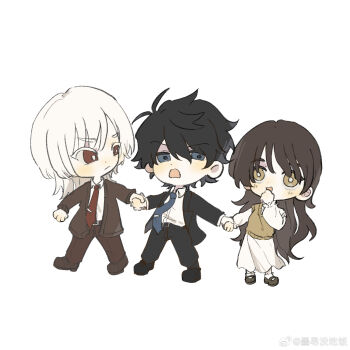 1girl 2boys akinashi_haru annoyed black_hair blackseek blue_eyes brown_hair chibi chinese_commentary clenched_hand commentary_request full_body happy highres holding_hands legs_apart multiple_boys red_eyes saihate_eki simple_background standing tatsunami_shion tenjiku_aoi v-shaped_eyebrows white_background white_hair yellow_eyes