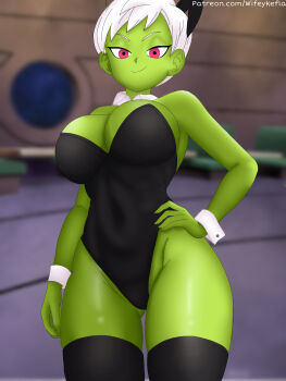 1girl alien alternate_breast_size ass black_leotard blush breasts cheelai colored_skin covered_navel detached_collar dragon_ball dragon_ball_super fingernails green_skin hand_on_own_hip highleg highleg_leotard highres indoors large_breasts leotard looking_at_viewer pink_eyes playboy_bunny short_hair smile solo source_request thick_thighs thighs white_hair wifeykefla