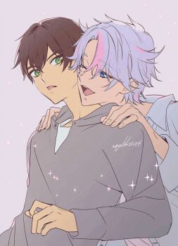 2boys akua blue_eyes brown_hair commentary_request green_eyes grey_shirt hands_on_another&#039;s_shoulders head_on_another&#039;s_shoulder highres hughie_(pretty_series) ibuki_touma long_sleeves looking_at_another male_focus multicolored_hair multiple_boys one_eye_closed open_mouth pretty_series purple_hair shirt short_hair smile sparkle streaked_hair upper_body waccha_primagi!