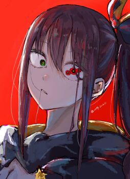 1girl brown_hair commentary_request dated extra_pupils green_eyes hair_in_own_mouth heterochromia highres long_hair looking_at_viewer miffy201011 ponytail re:zero_kara_hajimeru_isekai_seikatsu red_background red_eyes shaula_(re:zero) sidelocks simple_background solo spoilers twitter_username upper_body