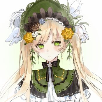 1girl absurdres black_flower black_rose blonde_hair chinese_commentary closed_mouth commentary_request flower green_bonnet green_eyes hair_flower hair_ornament higasa_(hikasaaawa) highres lolita_fashion long_hair looking_at_viewer mahou_shoujo_no_majo_saiban rose simple_background solo tono_hanna twintails upper_body white_background yellow_flower yellow_rose