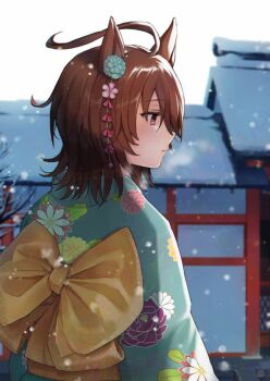1girl agnes_tachyon_(umamusume) ahoge animal_ears architecture bow brown_hair closed_mouth commentary_request east_asian_architecture expressionless floral_print floral_print_kimono flower from_behind green_kimono hair_ornament horse_ears horse_girl huge_ahoge japanese_clothes kanzashi kimono long_sleeves looking_ahead medium_hair nazuka_(mikkamisaki) obi pink_flower print_kimono sash snowing solo tsumami_kanzashi umamusume yellow_bow yellow_sash