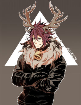 1boy antlers bell black_jacket brown_background commentary_request cowbell crossed_arms fur-trimmed_collar fur-trimmed_jacket fur_trim gradient_background green_eyes horns jacket lin_yue looking_at_viewer male_focus neck_bell original pink_hair reindeer_antlers short_hair solo upper_body