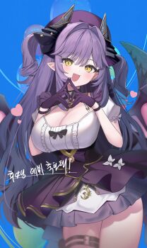 1girl absurdres blue_background breasts cleavage commentary_request dragon_girl dragon_horns fang gloves highres horns korean_commentary large_breasts long_hair looking_at_viewer nanana_narang open_mouth pointy_ears purple_gloves purple_hair sakihane_huya short_sleeves simple_background smile solo stellive teeth translation_request upper_teeth_only very_long_hair virtual_youtuber yellow_eyes