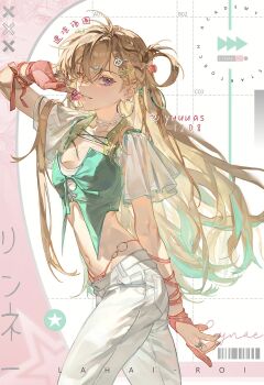 1girl alternate_costume arm_up blonde_hair breasts candy commentary food hair_ornament highres holding holding_candy holding_food holding_lollipop lollipop long_hair looking_at_viewer lynae_(wuthering_waves) medium_breasts multicolored_hair navel pants parted_lips purple_eyes skull_hair_ornament smile solo stomach streaked_hair sudong_tangyuan white_pants wuthering_waves