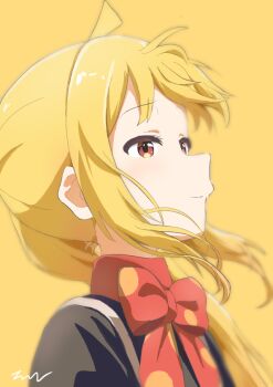 1girl aayh ahoge black_shirt blonde_hair bocchi_the_rock! bow closed_mouth commentary_request half-closed_eyes ijichi_nijika long_hair red_bow red_eyes shirt side_ponytail sidelocks signature simple_background smile solo upper_body yellow_background